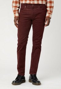 Burgundy corduroybyxor med slim fit, som har fem fickor, knappstängning och subtil textur. Kombineras med svarta snörkängor.