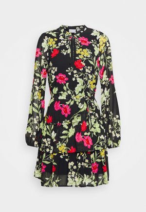 Robe noire à manches longues à fleurs rose, rouge, jaune et blanche, taille nouée, jupe à volants et encolure keyhole avec détail noué.