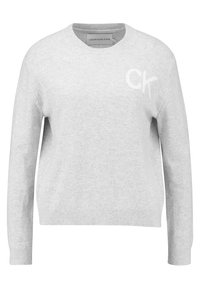 Helles graues Sweatshirt aus weichem Strickstoff. Hat einen runden Ausschnitt und ein dezentes "CK"-Logo auf der Vorderseite. Lange Ärmel mit gerippten Bündchen.