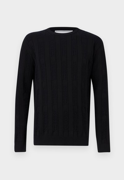 Pull noir à manches longues avec col rond, rayures texturées verticales et motif du nom de la marque en relief sur toute la surface.
