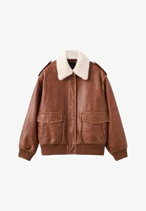Brun læderbomberjakke med en blød hvid pelskant, to forlommer og ribstrikkede manchetter og kant. Glat tekstur med synlige sømme.