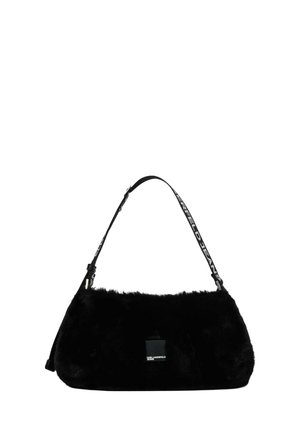 Schwarze Schultertasche aus Kunstfell mit verstellbarem Riemen, der weißen Markentext und ein kleines rechteckiges Logopatch vorne hat.