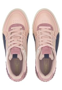 Sneakers z połączeniem jasnoróżowej skóry i granatowych akcentów, z teksturowanym overlayem, okrągłym noskiem i płaskimi sznurówkami.