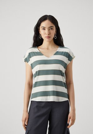 Vero Moda Tall VMKAISA V NECK - Potiskana majica - laurel wreath/pristine/gold