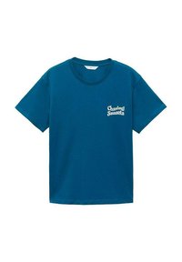 Tyrkysové bavlněné tričko s kulatým výstřihem a krátkými rukávy. Na přední levé straně je bílý nápis "Chasing Sunsets" v hravém písmu.