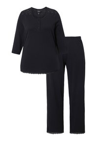 Conjunto de pijama negro que incluye una camiseta de manga tres cuartos con botonera y adornos de encaje, acompañada de pantalones a juego con cintura elástica.