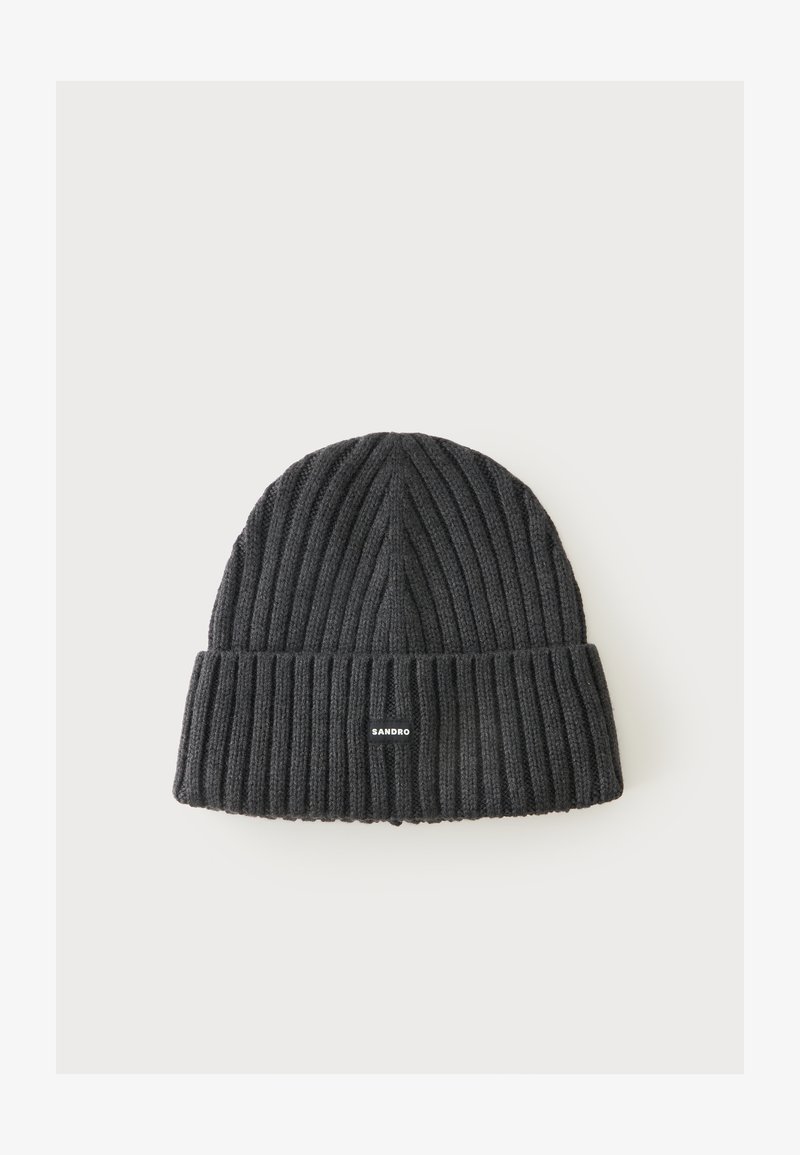 Bonnet côtelé en tricot gris foncé avec revers plié et petite étiquette blanche "SANDRO" au centre devant.