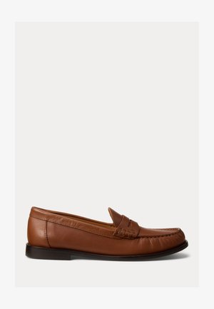 Mocassin pour homme en cuir marron avec détails cousus, lanière à soufflet et petit talon noir, présenté de profil sur fond blanc.