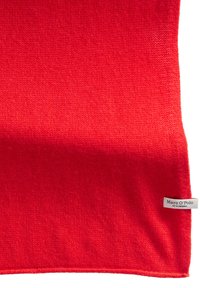 Rode gebreide sjaal met een gladde textuur, voorzien van een klein stoffen label aan één rand. De algehele vorm is rechthoekig.