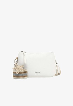 Bolso bandolera pequeño blanco con textura, con correa tejida a rayas y un colgante beige en forma de estrella de mar con tachuelas de metal.