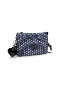 Borsa in tessuto a fantasia blu navy e azzurro chiaro con chiusura a zip, dotata di un portachiavi con pompon in pelliccia nera e logo del marchio in rilievo.