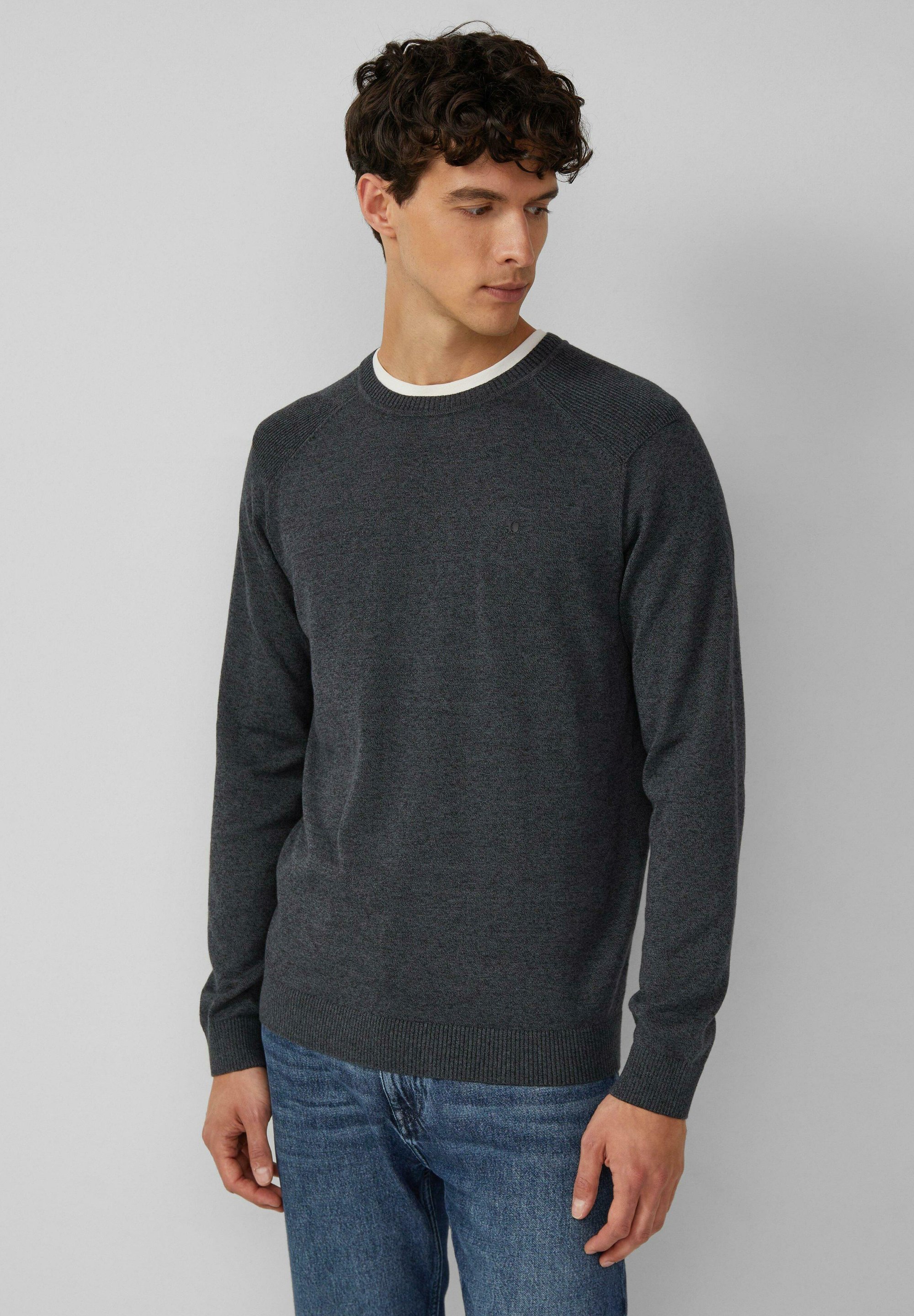 Kombinieren Dunkelgrauer Strickpullover Strickpullover Schwarz