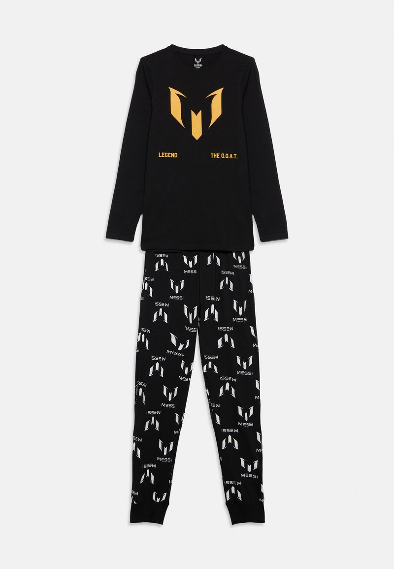 Haut noir à manches longues avec l'inscription dorée "Legend The G.O.A.T." et un logo, associé à un pantalon noir arborant des logos Messi blancs répétitifs et du texte.