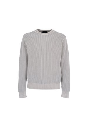 Maglione girocollo in maglia grigio chiaro con maniche lunghe e polsini e orlo a coste, mostrato su sfondo bianco.