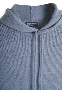 Maglione azzurro chiaro a maglia con cappuccio, caratterizzato da un motivo a costine testurizzato. Include una chiusura con coulisse e un'etichetta che indica il marchio.
