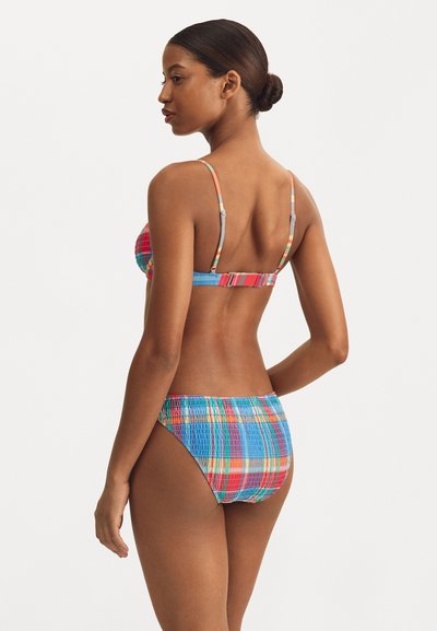 Multikleurige bikini-set met een geruit patroon, verstelbare bandjes en een geplooide textuur. De onderkant heeft een elastische tailleband voor een goede pasvorm.