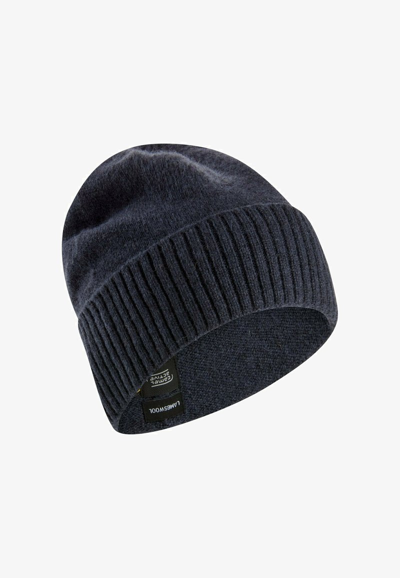 Donkergrijze wollen beanie met een geribde omslag. Zachte textuur, iets slouchy bovenkant, voorzien van een klein geweven merkembleem aan de zijkant.