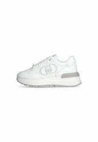 Zapatilla blanca con parte superior de cuero liso, detalle de logo perforado, cierre de cordones y acento gris claro en la suela. Suela de goma plana.