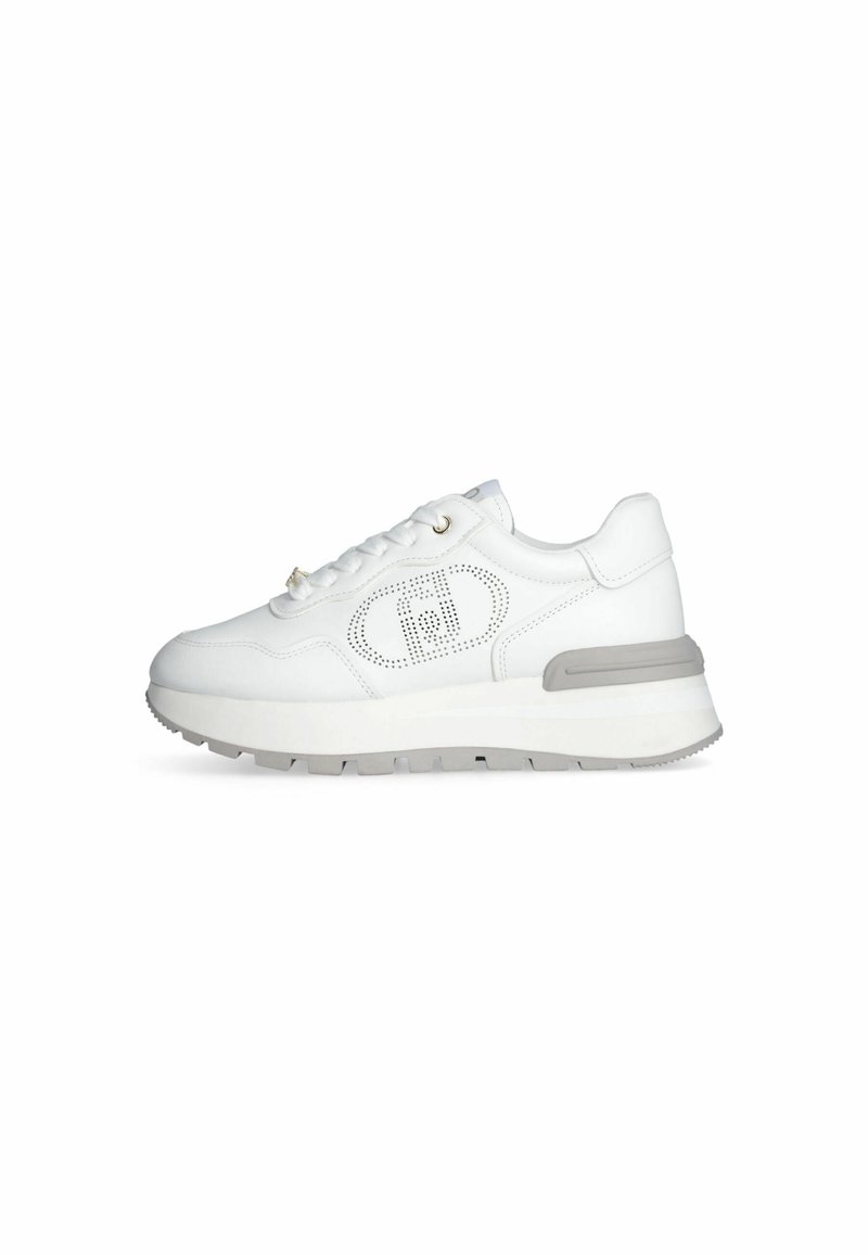Zapatilla blanca con parte superior de cuero liso, detalle de logo perforado, cierre de cordones y acento gris claro en la suela. Suela de goma plana.