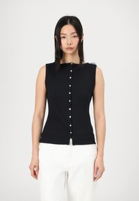 Haut sans manches noir avec un col rond et une fermeture à boutons sur le devant, présentant des boutons de couleur argentée ; texture lisse, design ajusté.