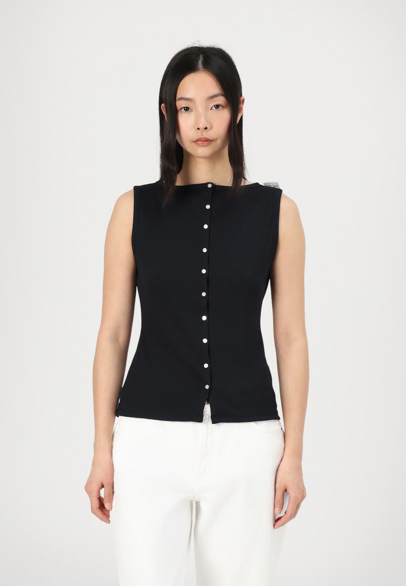 Haut sans manches noir avec un col rond et une fermeture à boutons sur le devant, présentant des boutons de couleur argentée ; texture lisse, design ajusté.
