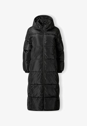 Pitkä musta topattu talvitakki hupulla, joustavat hihansuut, etuvetoketju ja vetoketjulliset sivutaskut, suunniteltu lämpöä varten.