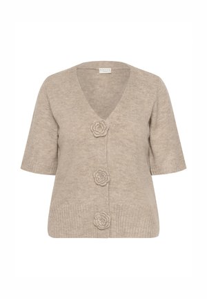 Cardigan beige en tricot avec un col en V, des manches courtes et trois boutons en forme de fleur à l'avant. Texture douce et design décontracté.
