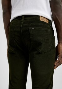 Lee RIDER - Vaqueros slim fit - olive_night
