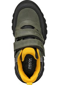 Scarpa verde in pelle con suola in gomma nera, tessuto a rete, doppie cinghie in velcro e una fodera imbottita gialla. Presenta il marchio Geox all'interno.