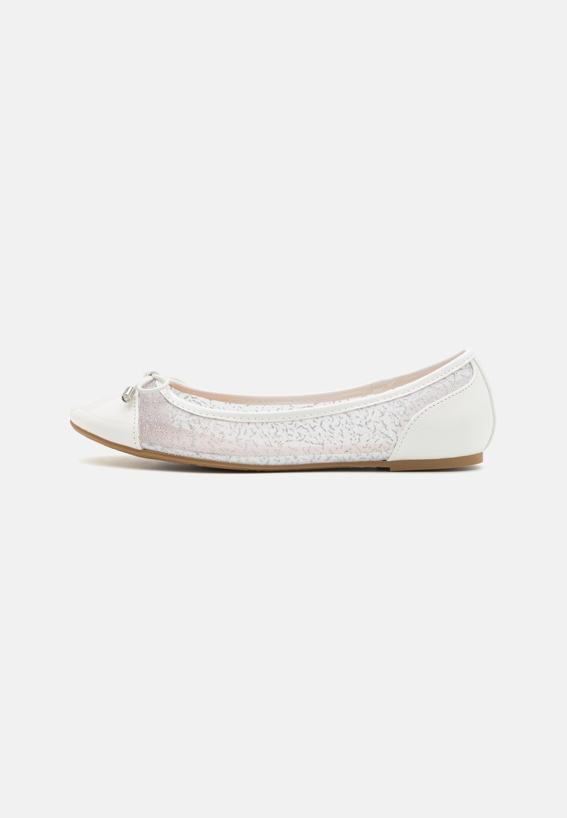 Chaussure plate blanche avec bout pointu, côtés en mesh transparent à motif floral et petit nœud à l'avant.