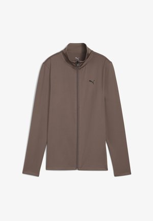 Giacca marrone con zip realizzata in tessuto morbido, caratterizzata da un alto colletto, maniche lunghe e un piccolo logo nero sulla parte sinistra del petto.