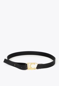 Svart läderbälte med en stor guldfärgad cirkulär spänne och en mjuk yta. Det har flera justeringshål för storleksanpassning.