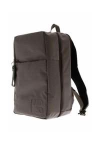 Dunkelbrauner Stoffrucksack mit einer strukturierten Oberfläche, Reißverschluss, Seitenfach und verstellbaren Trägern für Tragekomfort.