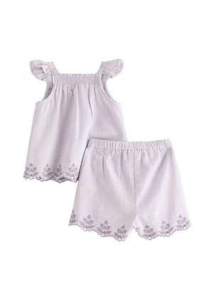 Lyserødt todler-sæt med top med flæse-ankerremme og tilhørende shorts med elastisk talje, begge med bølgekant og blomsterbroderi langs kanterne.