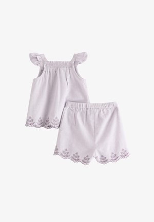 Lyserødt todler-sæt med top med flæse-ankerremme og tilhørende shorts med elastisk talje, begge med bølgekant og blomsterbroderi langs kanterne.