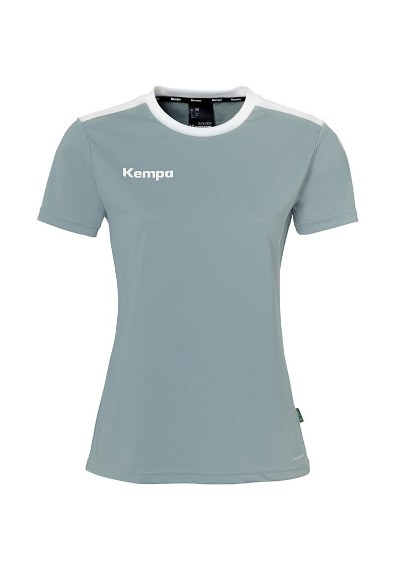 T-shirt de sport à manches courtes gris clair avec des accents blancs. Présente le nom de la marque "Kempa" imprimé en blanc sur la poitrine. Tissu doux et lisse.