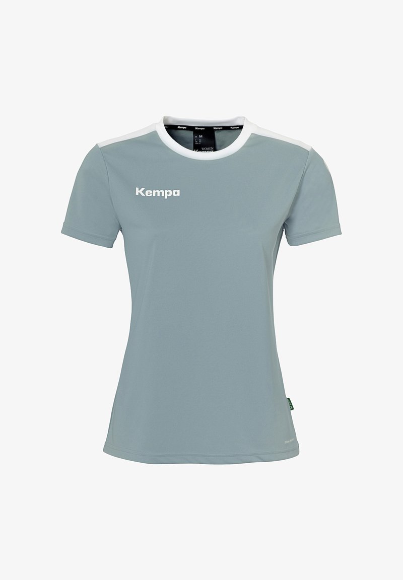 T-shirt de sport à manches courtes gris clair avec des accents blancs. Présente le nom de la marque "Kempa" imprimé en blanc sur la poitrine. Tissu doux et lisse.