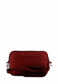 Borsa a tracolla rossa in nylon con superficie testurizzata, chiusura con cerniera e tracolla regolabile. Presenta ferrature argentate e una forma rettangolare compatta.