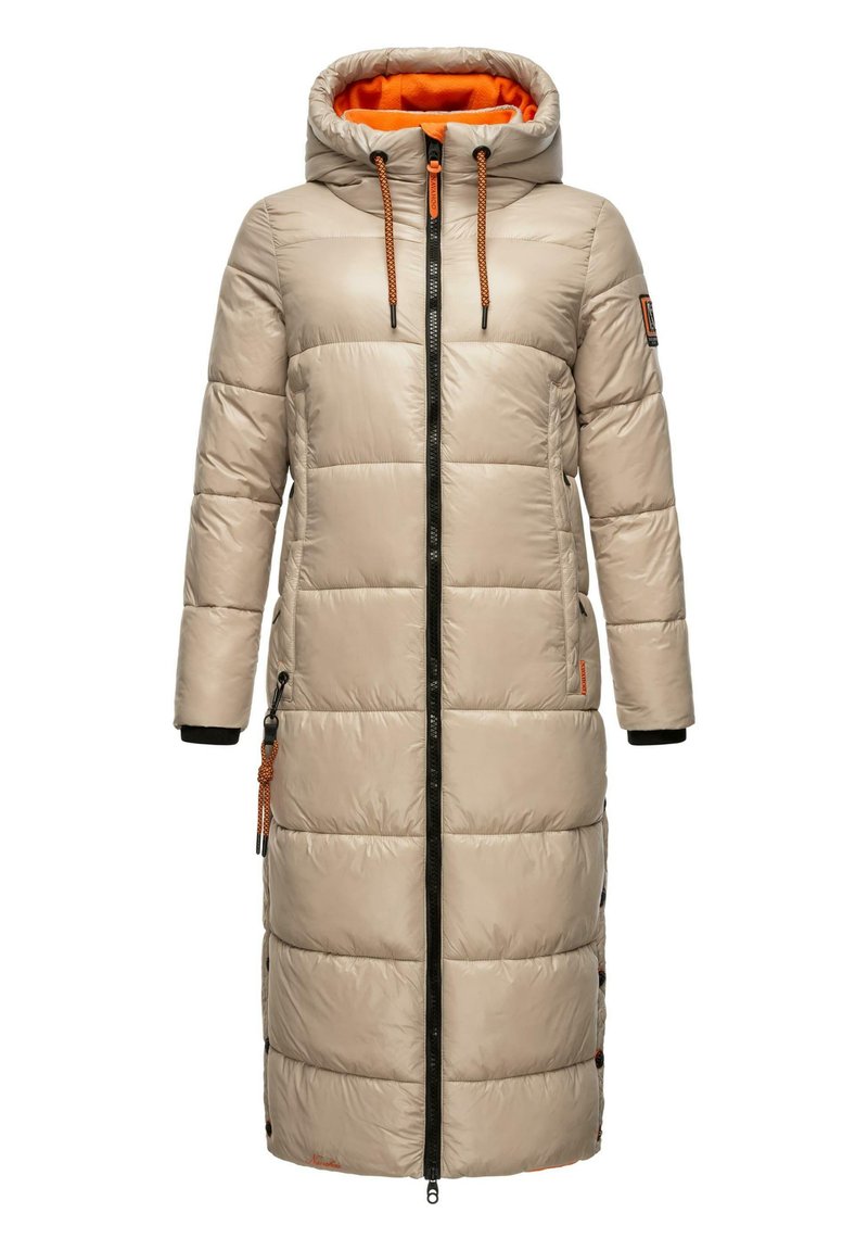 Beige pufferjas met een ritssluiting aan de voorkant, capuchon en oranje voering. Beschikt over een gestikte patroon, zwarte ritsen en koordaccenten.