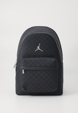 Zaino nero con un motivo tessurizzato, dotato di una tasca frontale con cerniera e ferramenta argentata, decorato con il logo Jumpman.