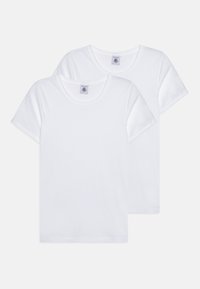 Hvite bomulls t-skjorter med korte ermer og rund hals. Har et merke på øvre rygg. To skjorter inkludert, enkel og udecorert design.