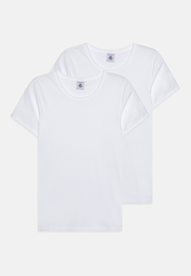 Hvite bomulls t-skjorter med korte ermer og rund hals. Har et merke på øvre rygg. To skjorter inkludert, enkel og udecorert design.