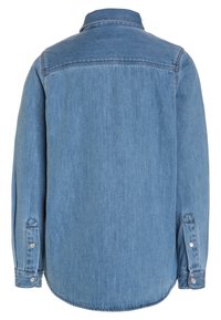 Koszula jeansowa w jasnoniebieskim kolorze, z długimi rękawami, zapięciami na napy na mankietach oraz klasycznym kołnierzykiem. Gładka tekstura i lekko zaokrąglony dół.