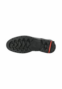 Semelle de chaussure de sport noire avec un motif de grip texturé et un accent rouge. Présente des crampons profonds pour une meilleure traction et un matériau en caoutchouc durable.