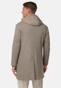 Cappotto grigio chiaro con design aderente, dotato di cappuccio imbottito beige. Realizzato in blend di lana con texture liscia e cucitura dritta sulla schiena.