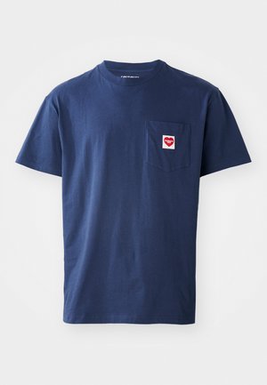 Marineblaue Baumwoll-T-Shirt mit Rundhalsausschnitt, kurzen Ärmeln und einer Brusttasche, die ein rot-weißes herzförmiges Logo zeigt.