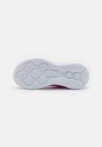 Suela de zapato de goma blanca, con un patrón hexagonal para tracción, y un acento rosa a lo largo del borde.