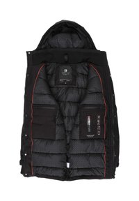 Giubbotto imbottito nero con cappuccio, dettagli arancioni, tasche con zip e tasche a patta, interno trapuntato, etichetta di cura visibile, caratterizzato da un design elegante.