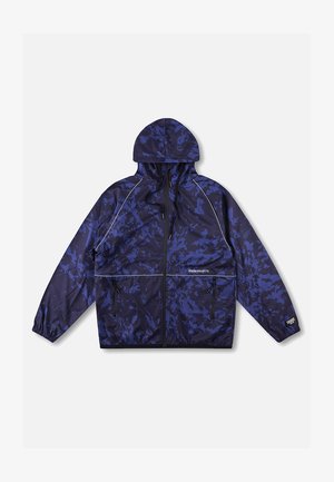 Marineblå hættejakke med lilla camouflageprint, lynlås foran, to lynlåslommer, elastiske manchetter og "Riviera Projects"-logo på brystet.