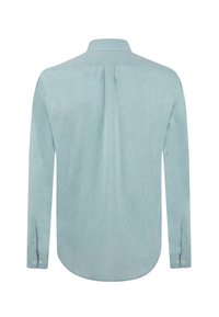 Camisa de manga larga de color azul claro, hecha de una tela texturizada. Con cuello tipo polo y puños con botones blancos, dobladillo redondeado.